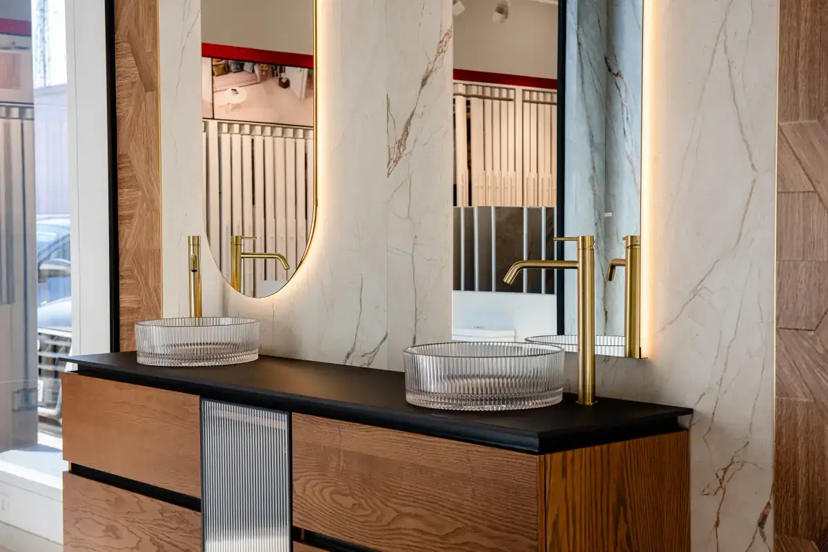 Detalle de lavabo y espejo