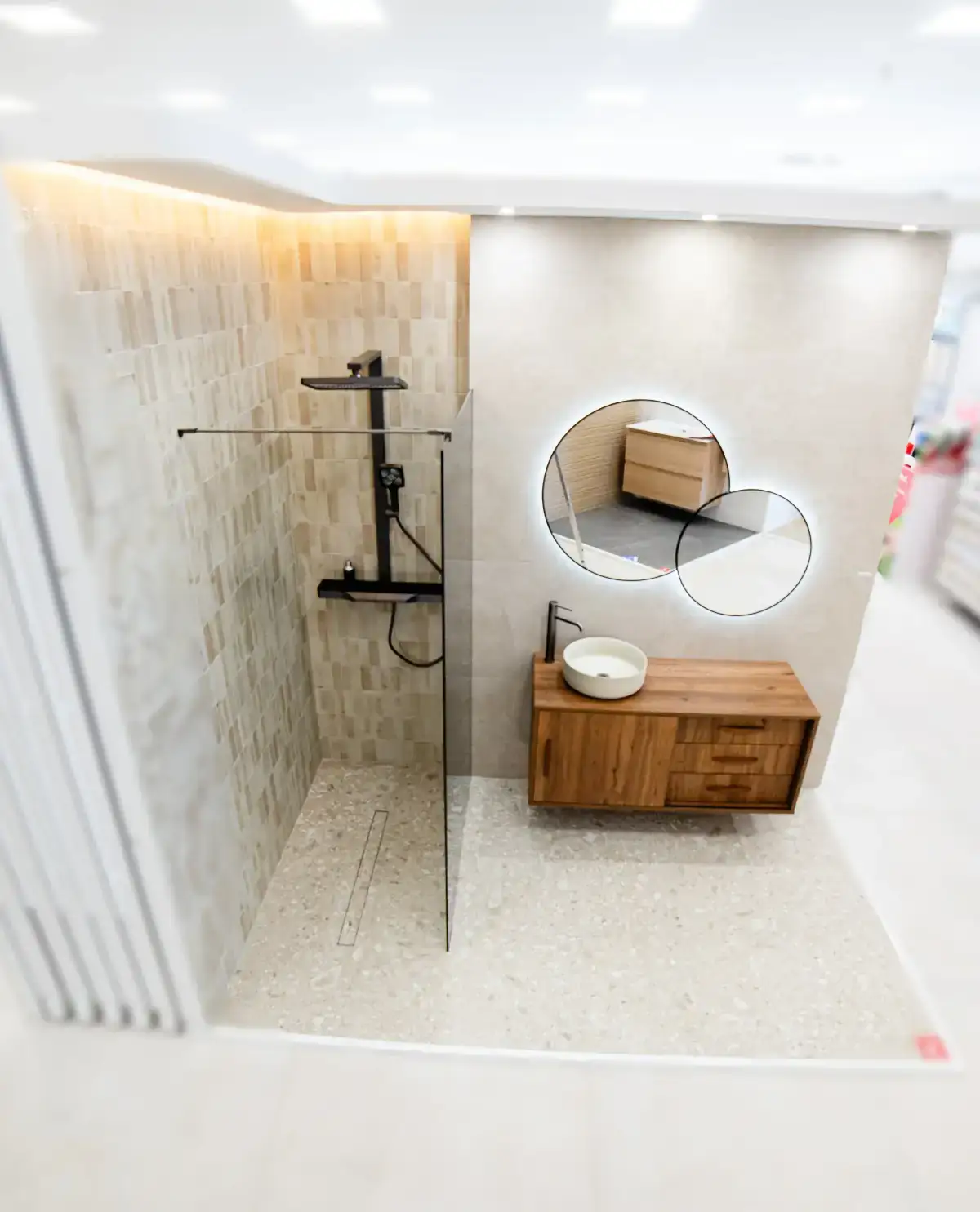 Zona de ducha con texturas naturales