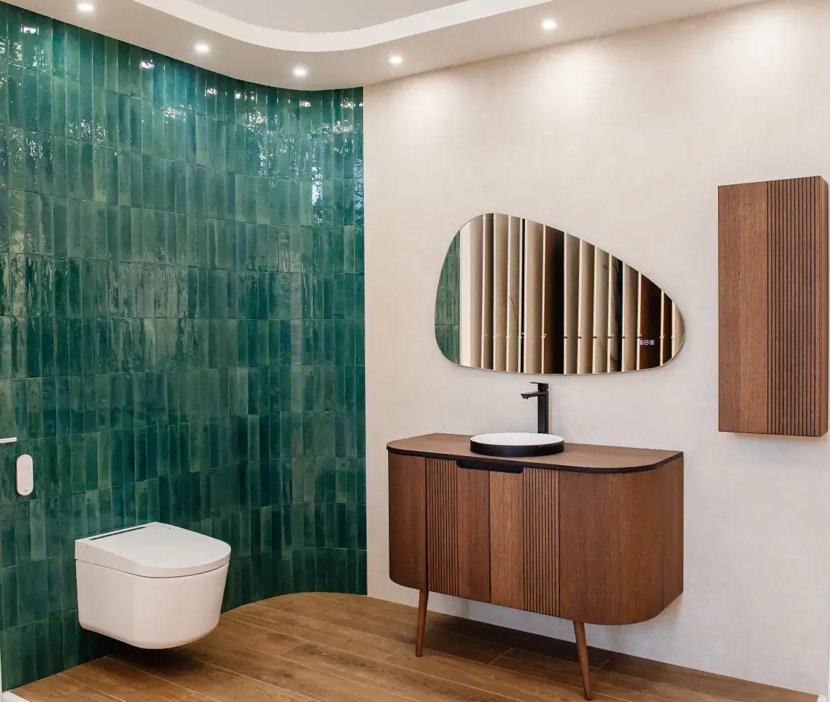 Baño con azulejos verdes y mueble de madera