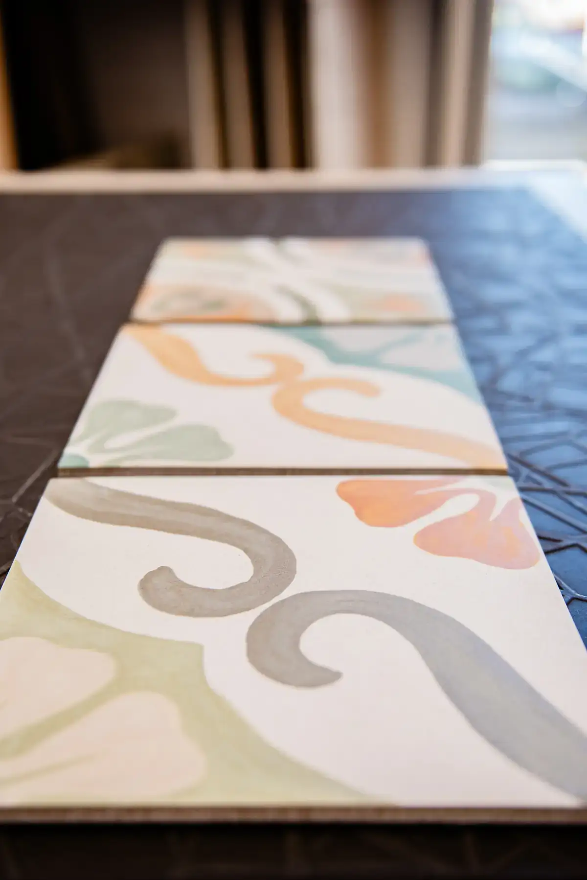 Detalle electro integrado en panel negro