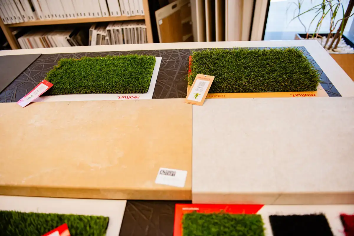 Detalle electro integrado en panel negro