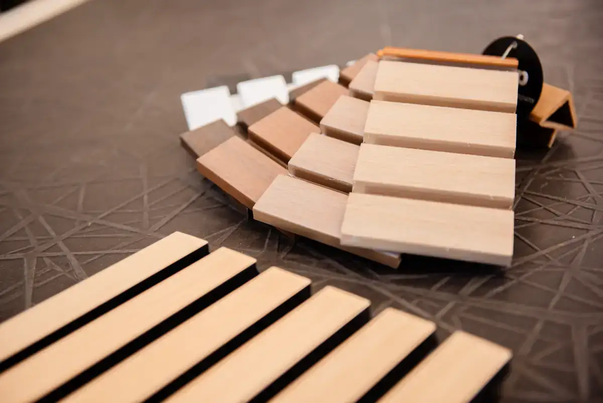 Detalle electro integrado en panel negro