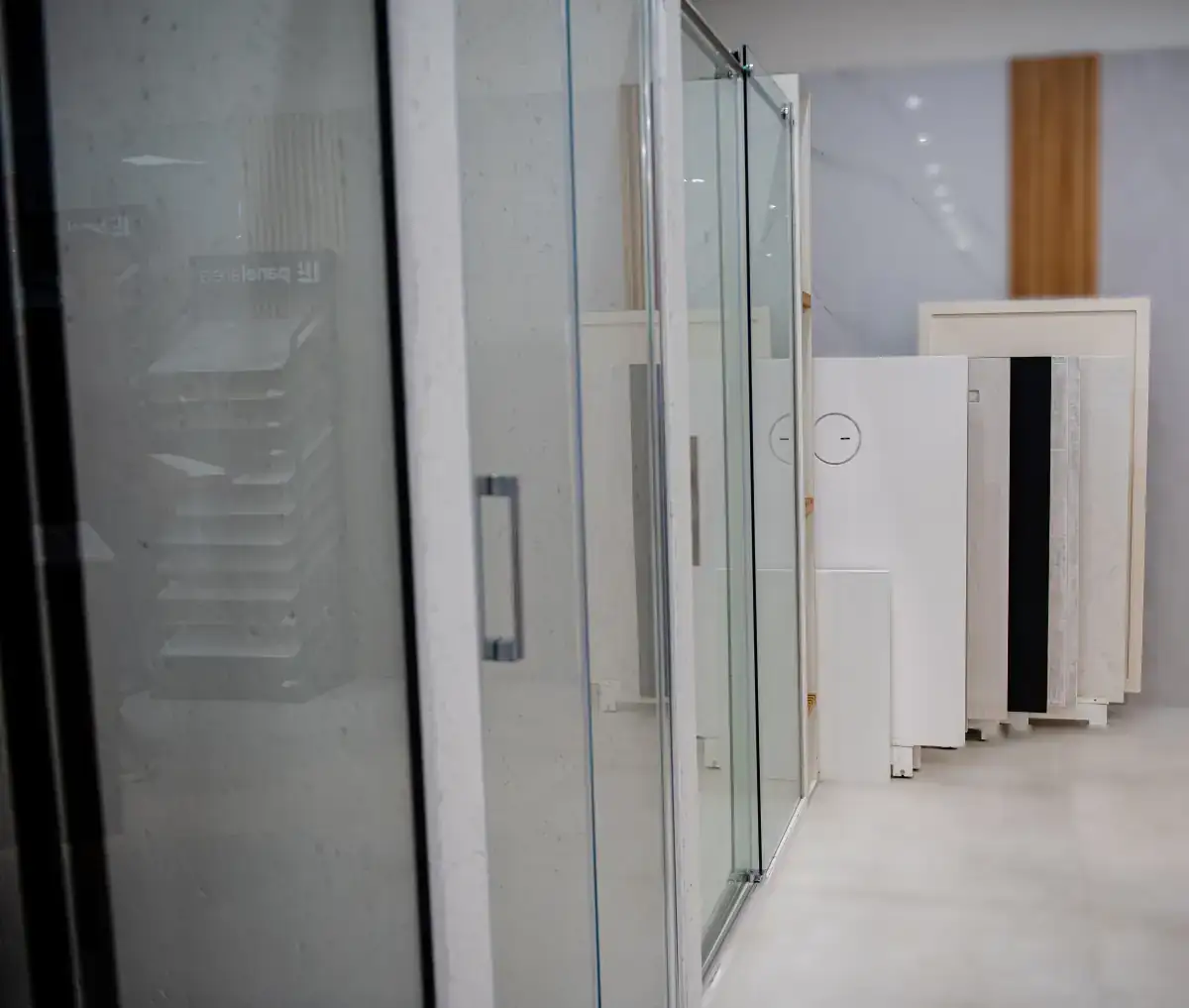 Detalle electro integrado en panel negro