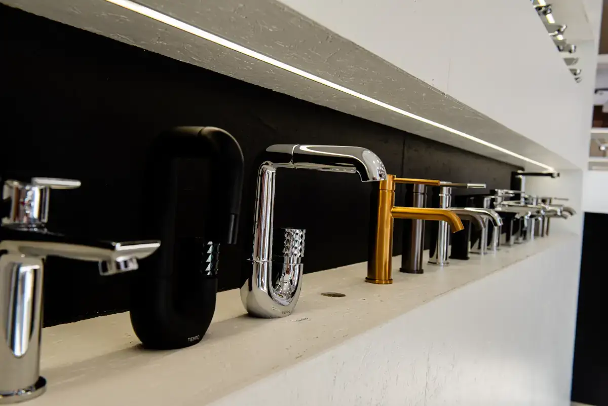 Detalle electro integrado en panel negro