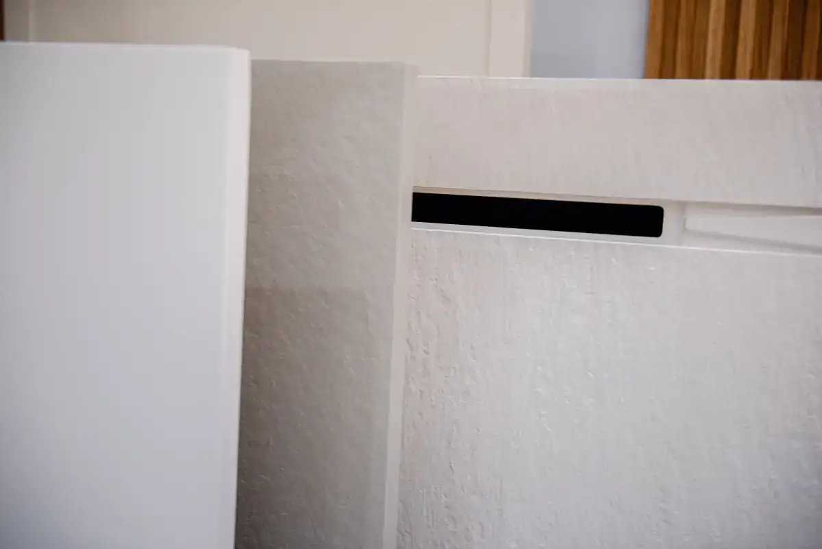 Detalle electro integrado en panel negro