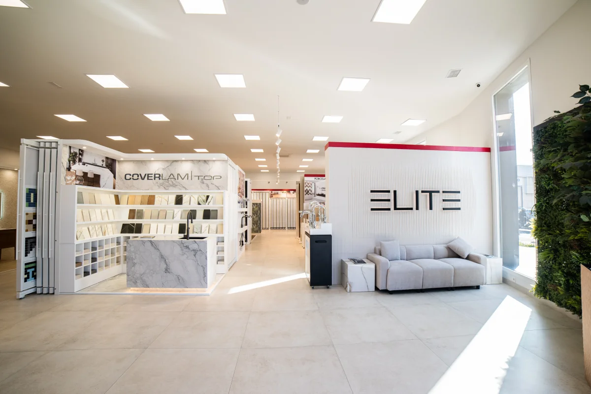 Mesa central en showroom, exposición de materiales