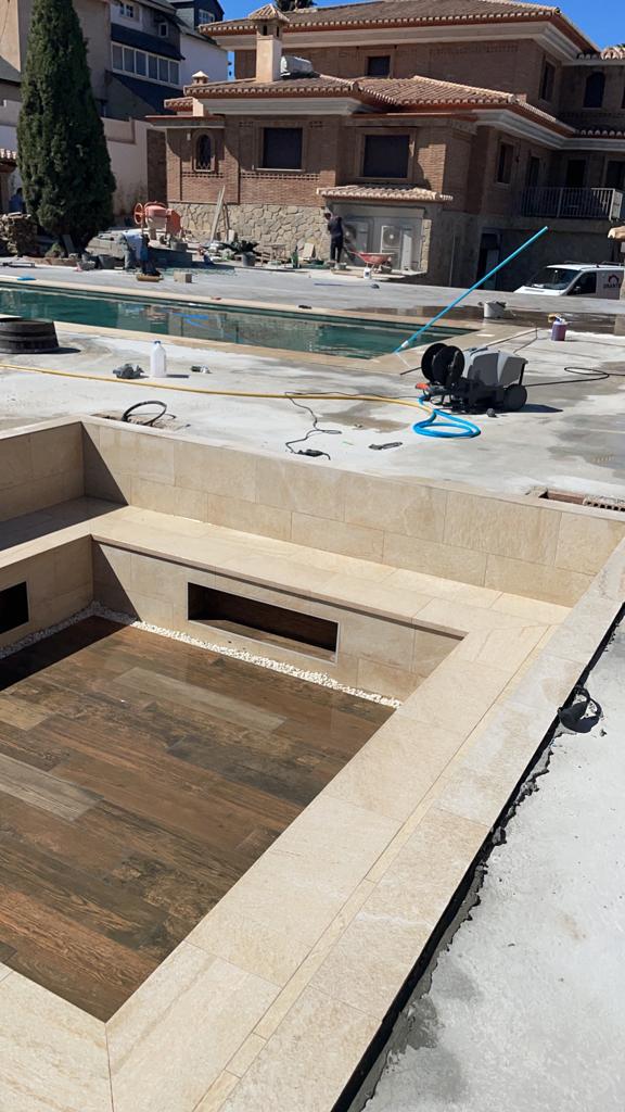 Área de descanso exterior con bancos de obra