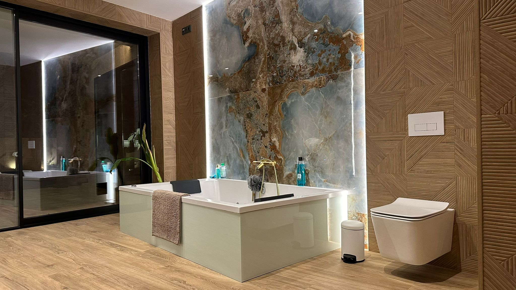 Baño exclusivo con mural iluminado de ónix