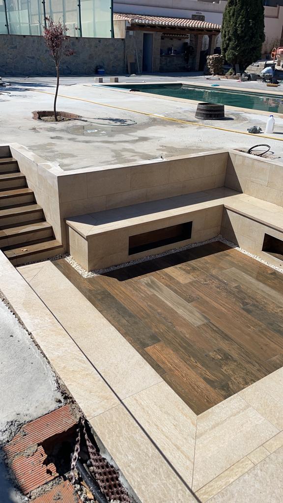 Zona chill out rehundida junto a la piscina