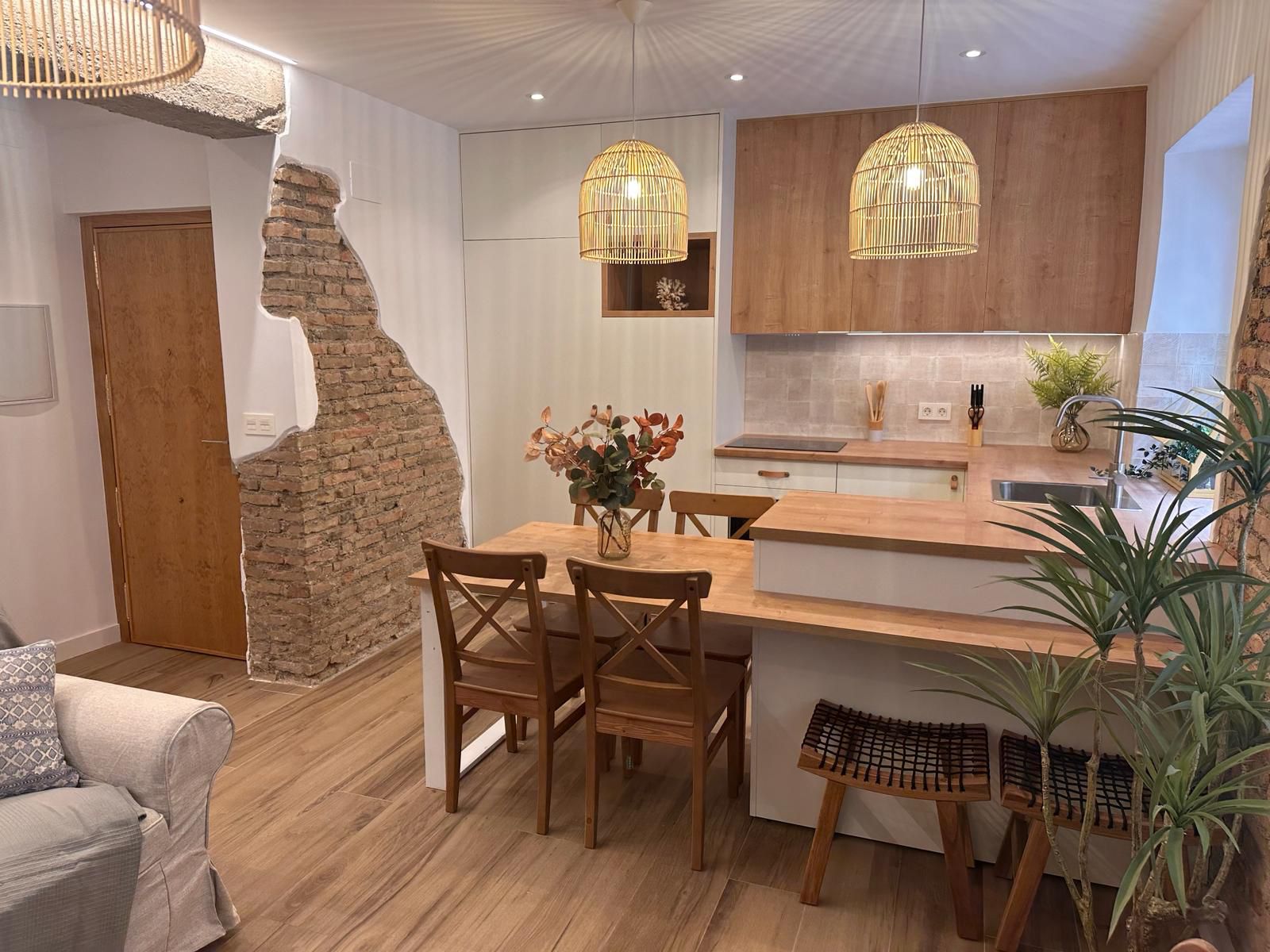 Cocina abierta al comedor con suelo cálido