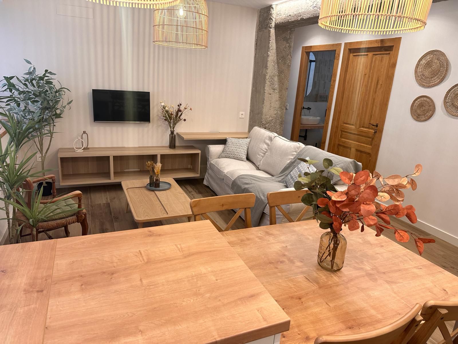 Salón comedor acogedor con pavimento porcelánico continuo efecto madera natural