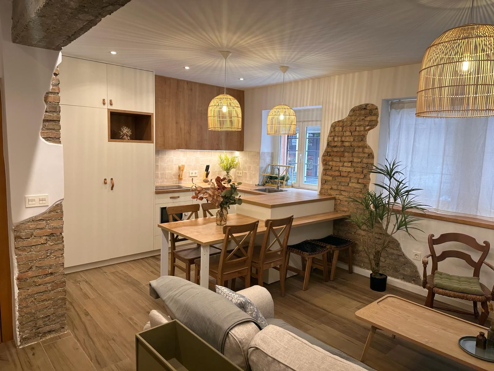 Comedor diáfano con pavimento continuo