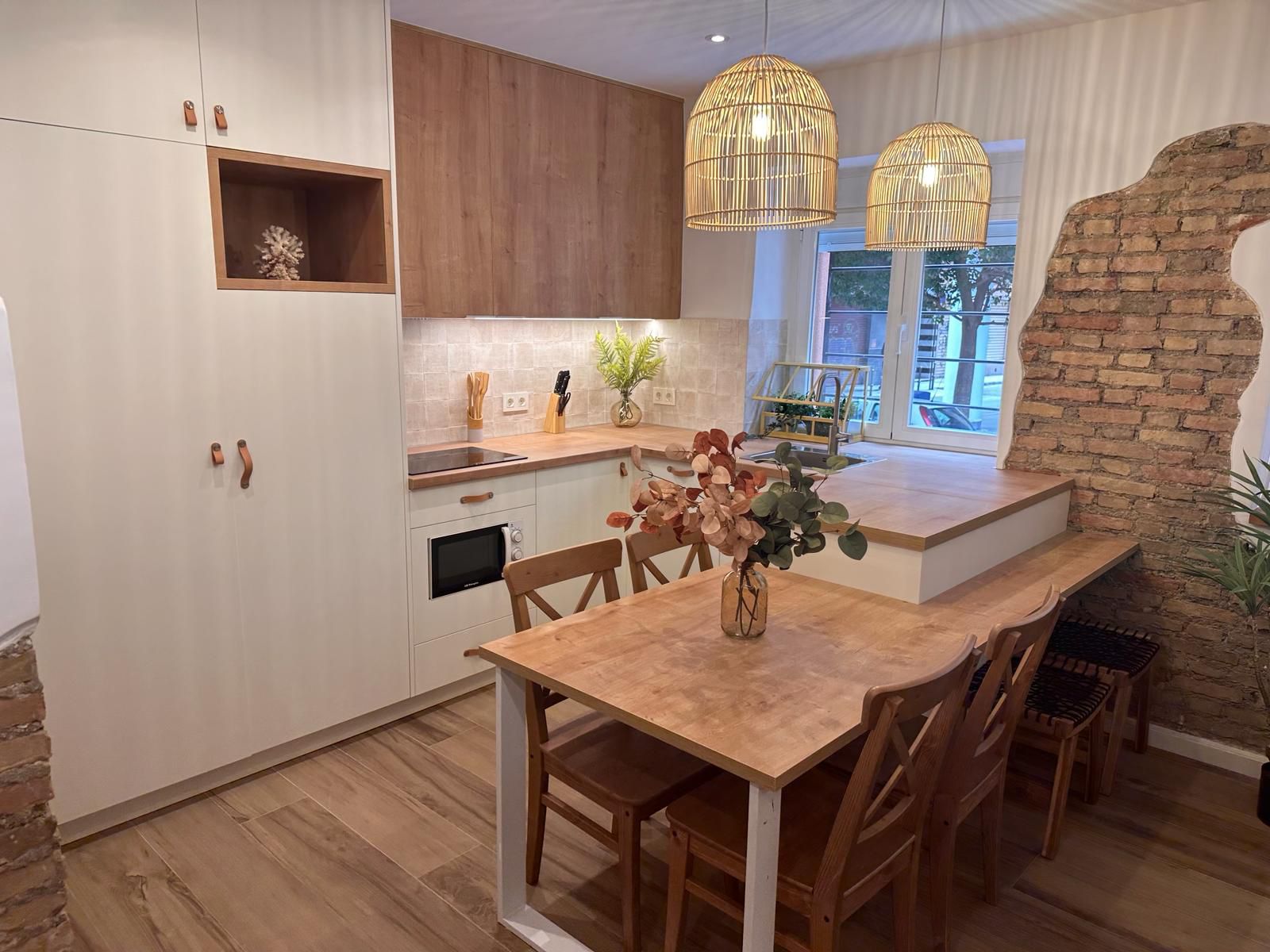 Escalera minimalista con peldaños grises y barandilla de cristal