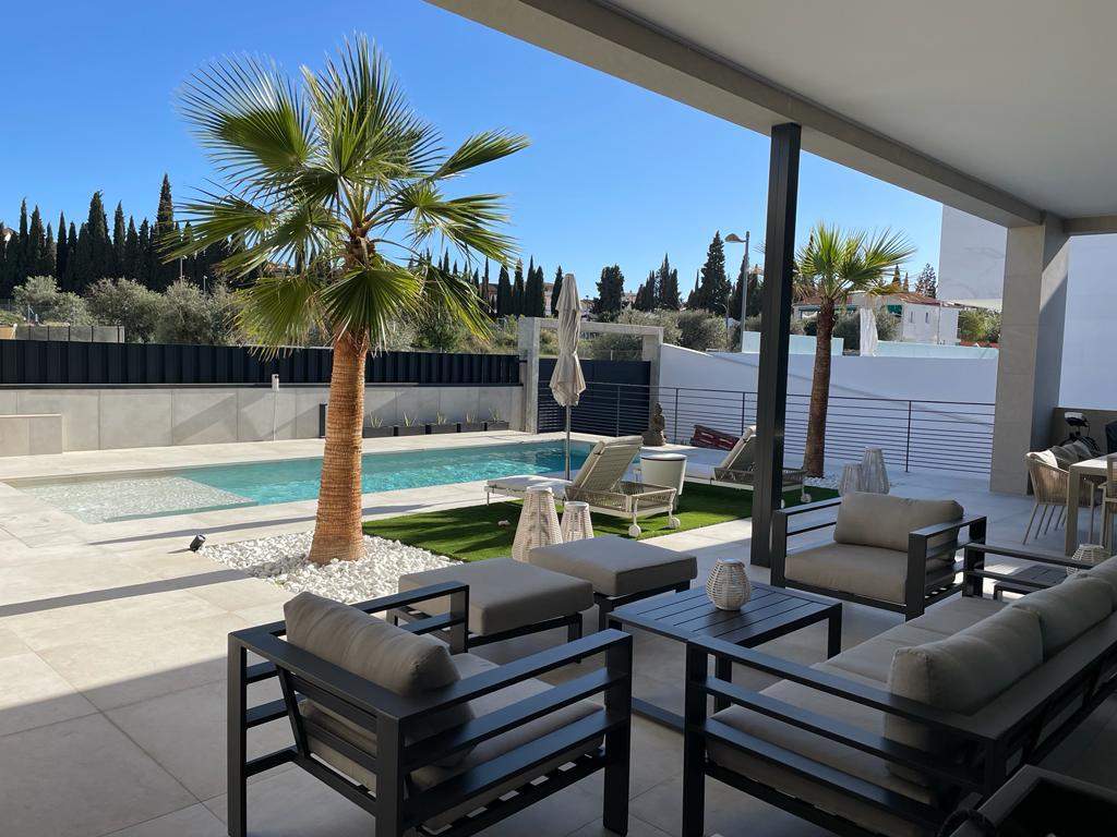 Exterior con césped y camino de madera en espiga