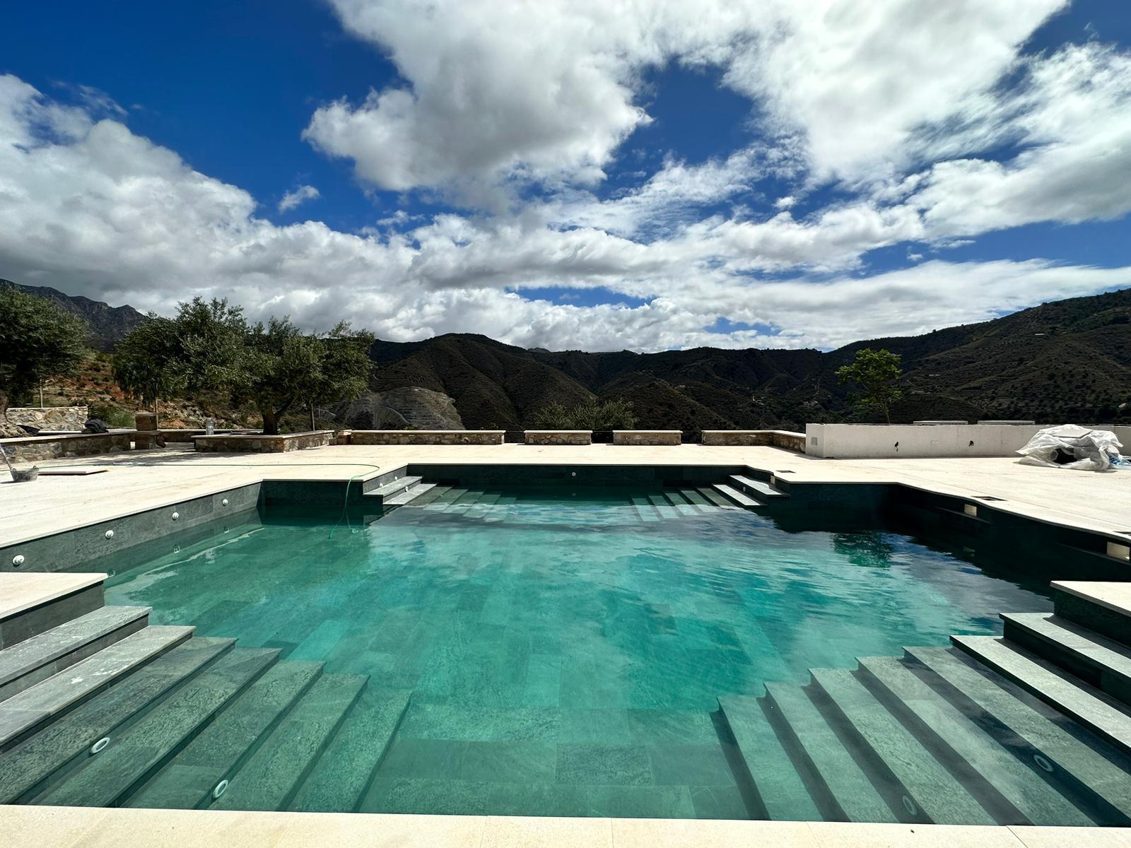 Jardín con piscina y suelo en espiga