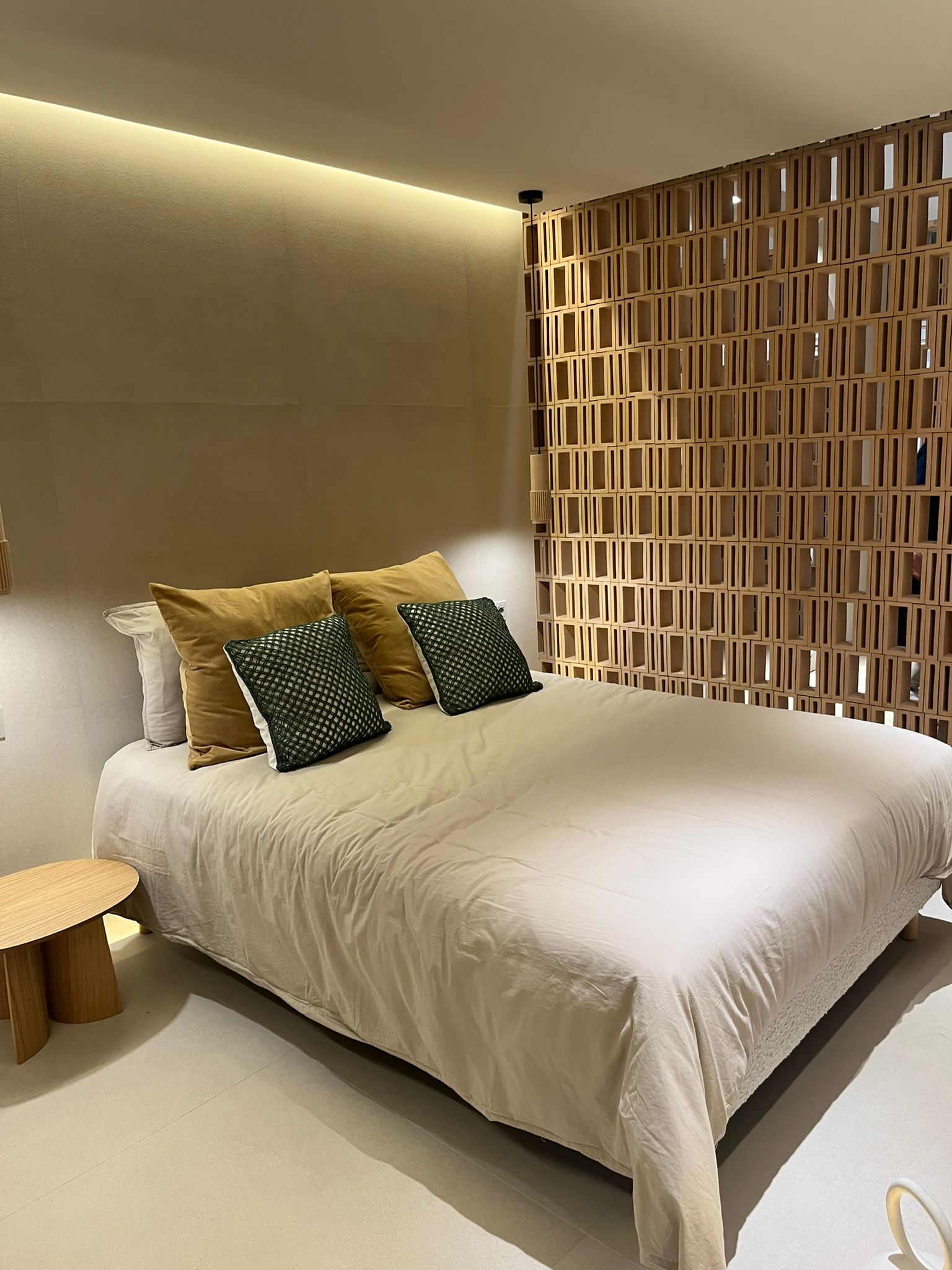 Dormitorio de diseño con pared de celosía cerámica de terracota e iluminación cálida