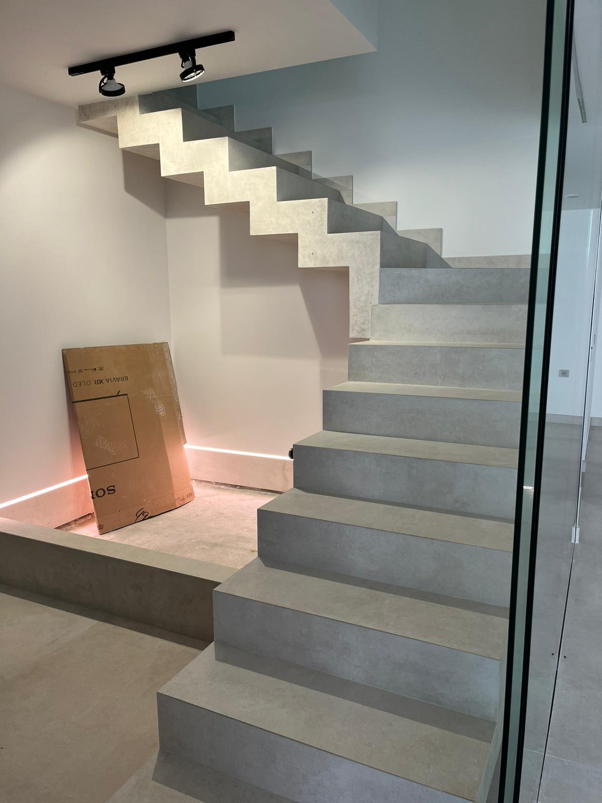 Porche exterior junto a la piscina con baldosas grises