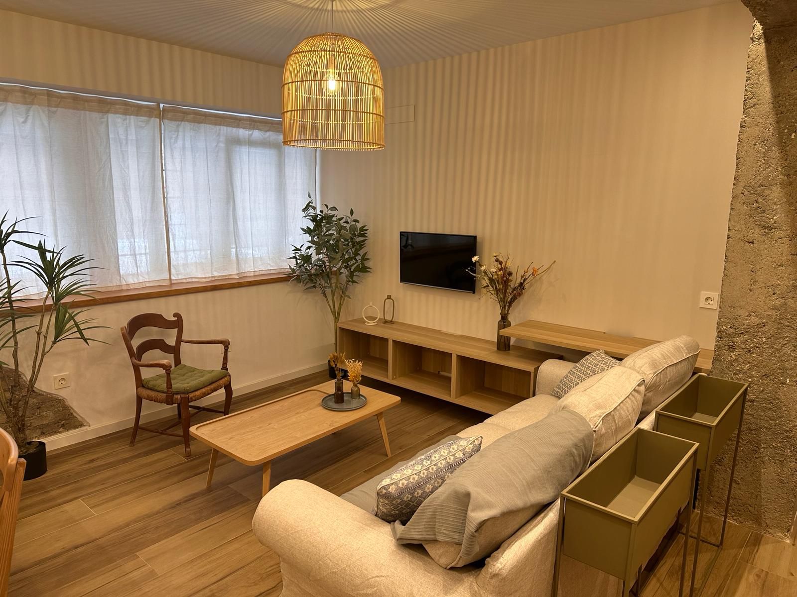 Salón confortable con suelo imitación madera