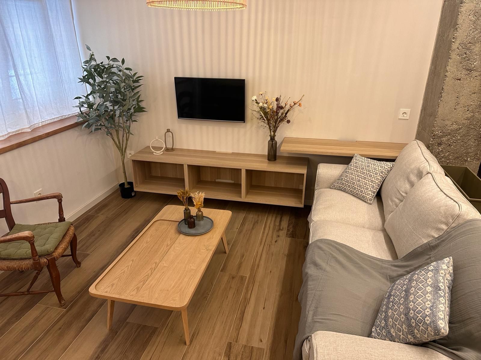 Salón luminoso con suelo imitación madera