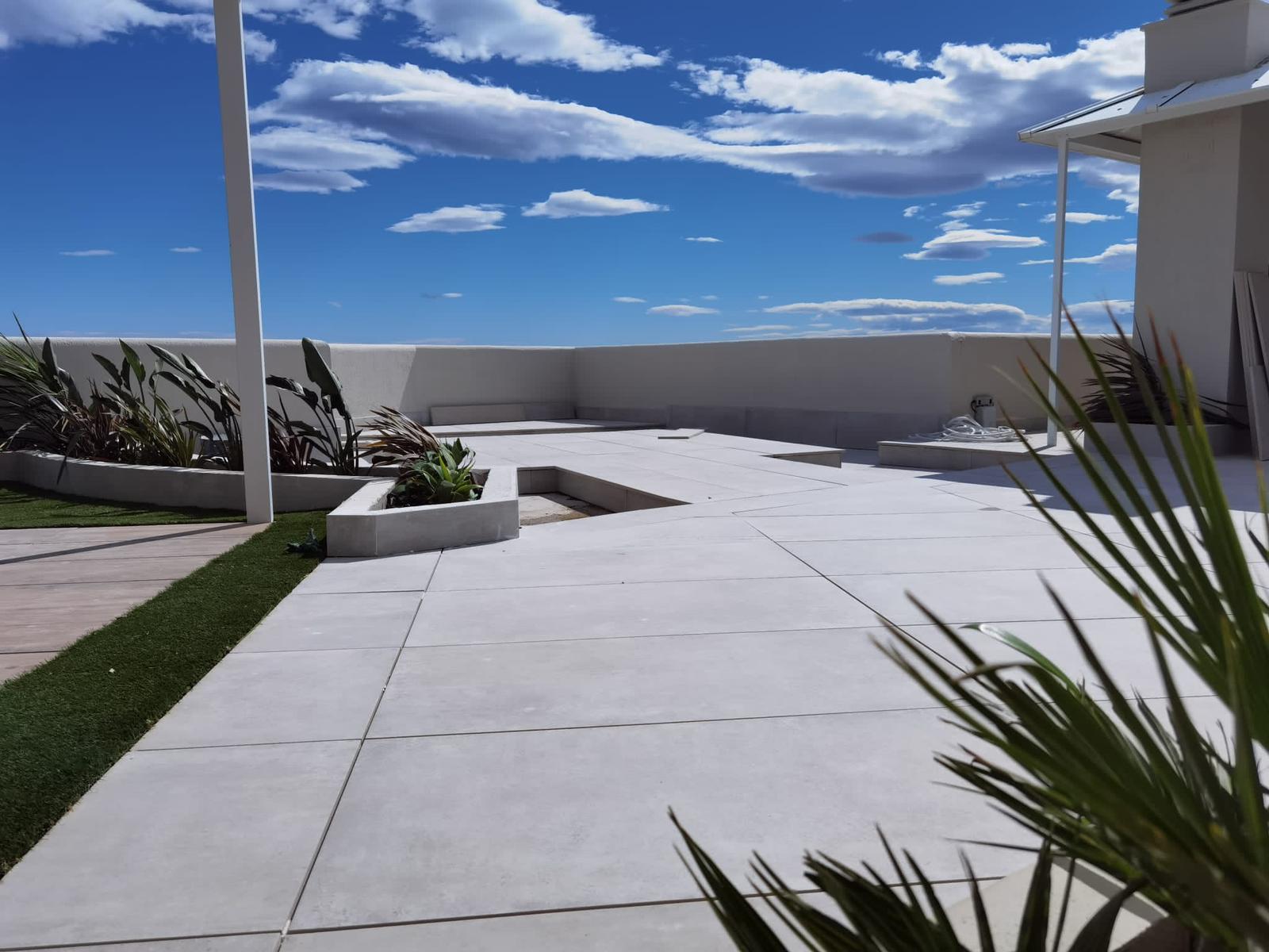 Terraza iluminada de noche con jardineras